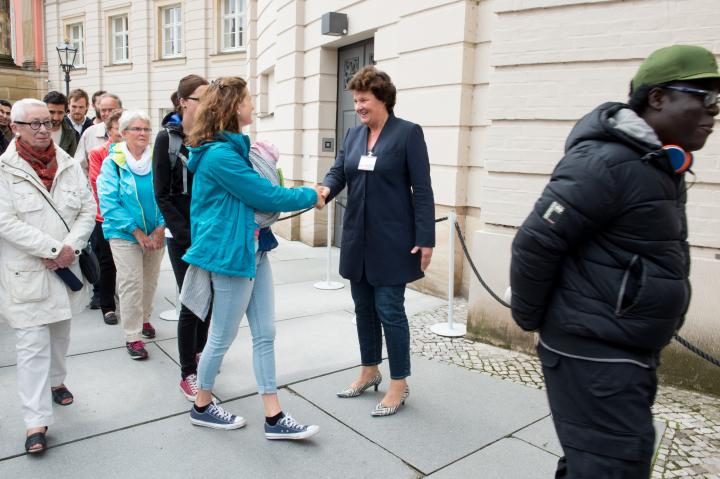 Landtagspräsidentin Britta Stark (r.) begrüßt die Gäste am Fortunaportal zum Tag der offenen Tür.