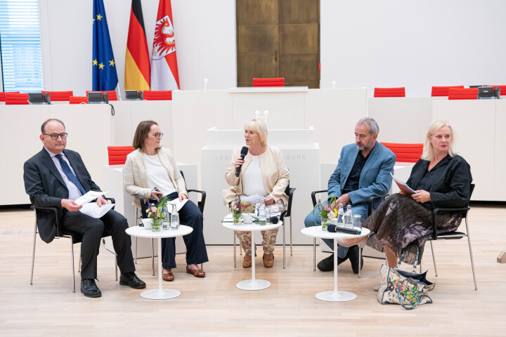 Beginn der Podiumsdiskussion zum Thema: Demokratie und Kulturerbe in Zeiten des Klimawandels. V. l. n. r.: Direktor u. Chef-Ökonom des Potsdam-Institut für Klimafolgenforschung Prof. Dr. Ottmar Edenhofer, Leiterin des Lehrbereichs Politische Soziologie und Sozialpolitik am Institut für Sozialwissenschaften der Humboldt-Universität zu Berlin Prof. Dr. Hanna Schwander, Landtagspräsidentin Prof. Dr. Ulrike Liedtke, Geschäftsführender Präsident von Europa Nostra Prof. Dr. Hermann Parzinger und die Leiterin der Vertretung der Europäischen Union in Deutschland Barbara Gessler