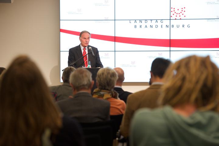 Landtagspräsident Gunter Fritsch begrüßt zur Ausstellungseröffnung.