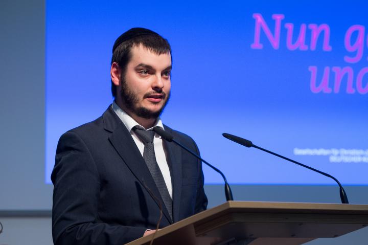 Rabbiner Daniel Naftoli Surovtsev von der Jüdischen Gemeinde Stadt Potsdam spricht das Psalmgebet.