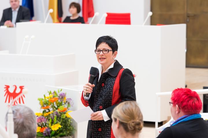 Moderatorin Helga Lensch eröffnete die Verleihung und führte durch die Veranstaltung.