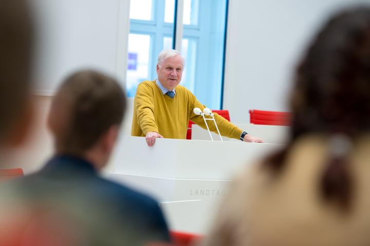 Landtagsvizepräsident Dieter Dombrowski begrüßt die Teilnehmer des Safer Internet Days 2019 im Plenarsaal