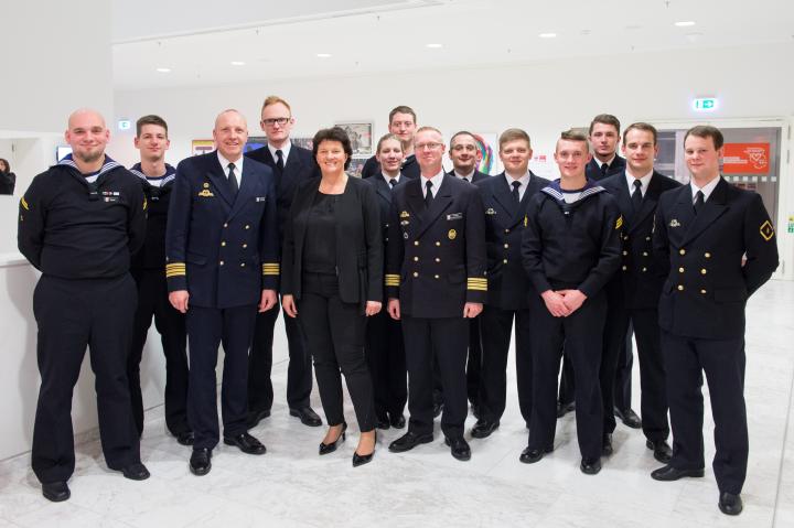 Landtagspräsidentin Britta Stark mit einer Abordnung der Paten-Fregatte „Brandenburg“