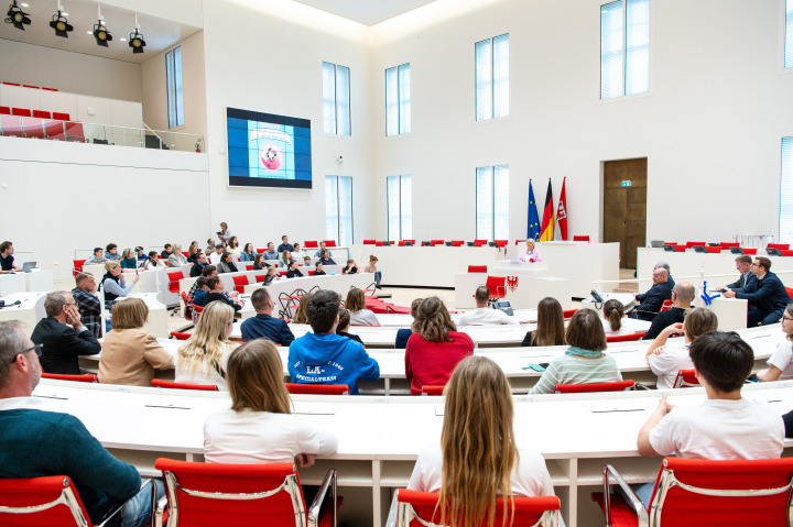 Blick in den Plenarsaal während der Begrüßung der Landtagspräsidentin Prof. Dr. Ulrike Liedtke