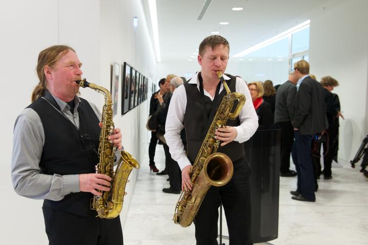 Die Ausstellungseröffnung wurde musikalisch vom Saxophon-Duo Saxesful umrahmt.