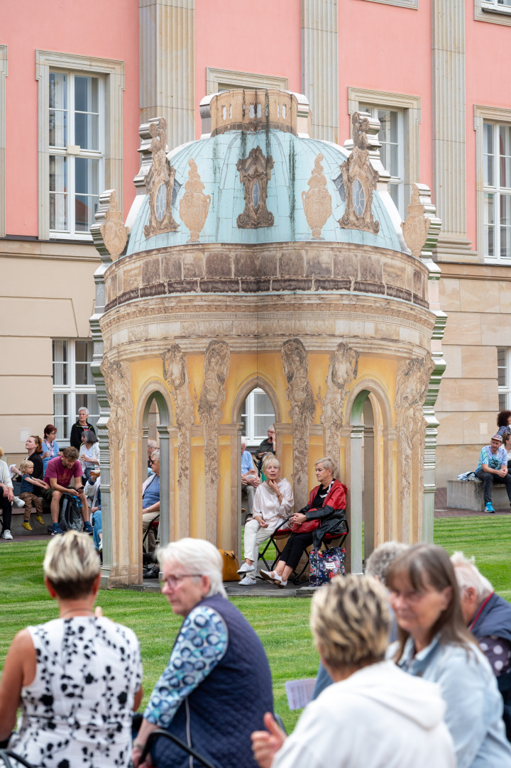 Impression der Auftaktveranstaltung „Kunst zur Zeit 2025“ im Innenhof des Landtages