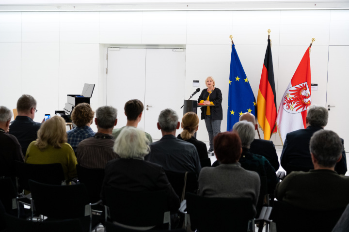 Landtagspräsidentin Prof. Dr. Ulrike Liedtke begrüßt die Gäste zum Konzert im Landtag. 