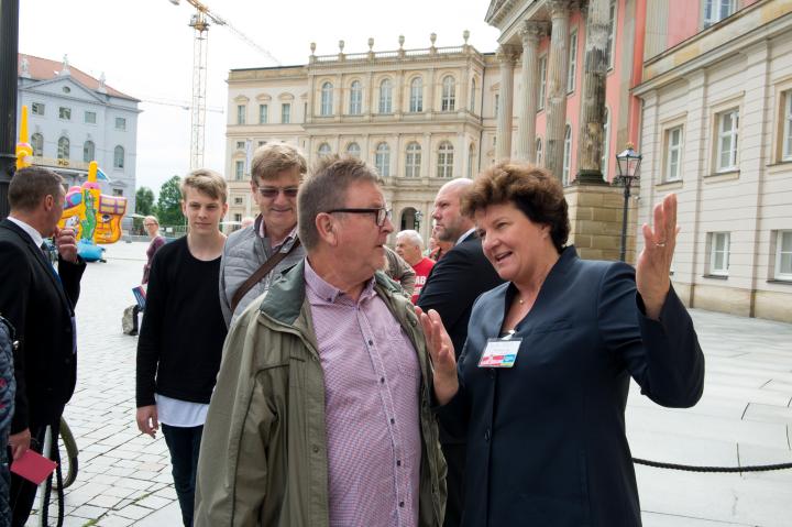 Landtagspräsidentin Britta Stark (r.) begrüßt die Gäste am Fortunaportal zum Tag der offenen Tür.