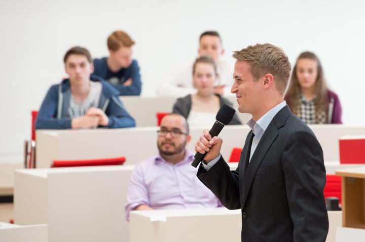 Moderation des Landesfinales "Jugend debattiert" durch Lennart Feix von Alumnus Jugend debattiert.