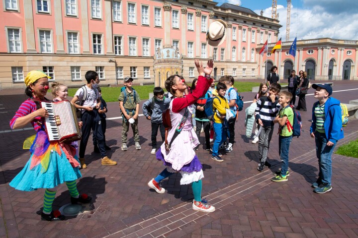 Ankunft der Kinder zum Kindertag im Innenhof des Landtages.