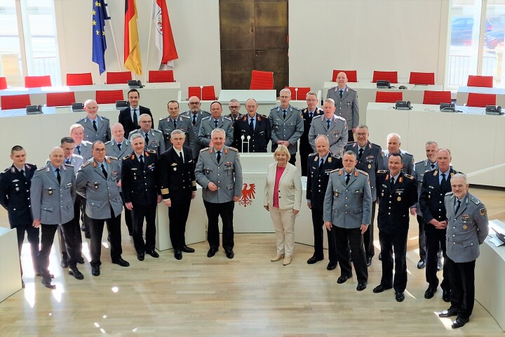 Gruppenfoto im Plenarsaal, Landtagspräsidentin Liedtke (m.) empfängt die Gäste im Landtag Brandenburg, u.a. Generalmajor Henne (l.) und Oberst Detlefsen als Kommandeur Landeskommando Brandenburg (r.) neben der Präsidentin stehend