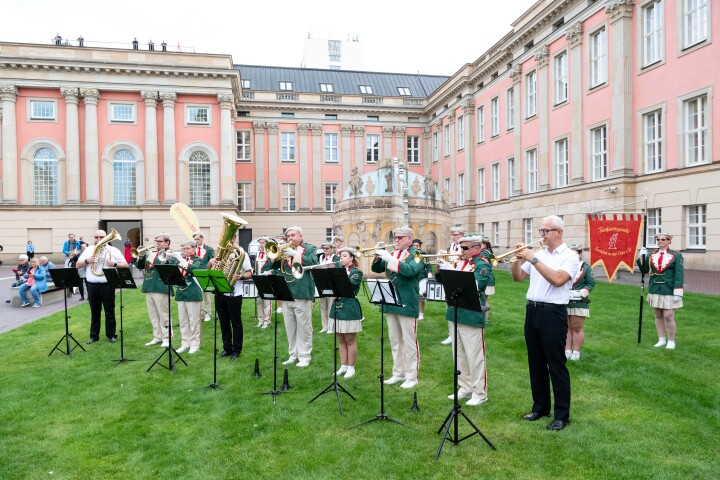 Begrüßung im Innenhof durch den Fanfarenzug Frankfurt (Oder)
