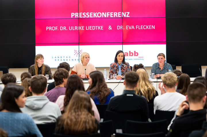 Kurzvorstellung der Landtagspräsidentin Prof. Dr. Ulrike Liedtke (Podium 2. v. l.) und der mabb-Direktorin Dr. Eva Flecken (Podium 3. v. l.)