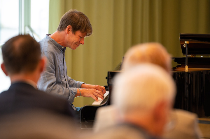 Die Gedenkveranstaltung zum 62. Jahrestag des Mauerbaus im Rathaus Teltow wurde durch den Pianisten Hagen Grahlow eröffnet.