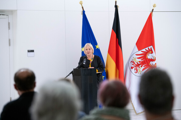 Landtagspräsidentin Prof. Dr. Ulrike Liedtke begrüßt die Gäste zum Konzert im Landtag. 