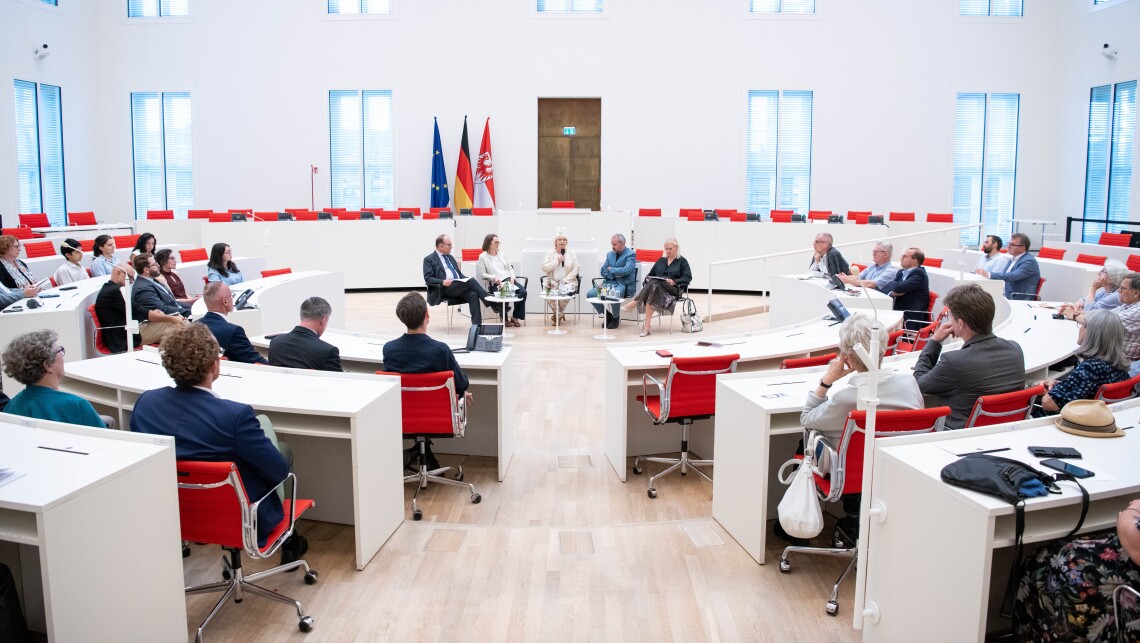 Blick in den Plenarsaal zu Beginn der Veranstaltung „Forum Demokratie“: Demokratie und Kulturerbe in Zeiten des Klimawandels.
