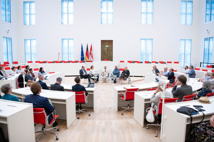 Blick in den Plenarsaal zu Beginn der Veranstaltung „Forum Demokratie“: Demokratie und Kulturerbe in Zeiten des Klimawandels.