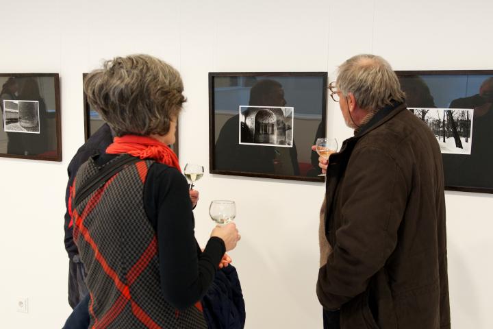 Besucher der Ausstellungseröffnung.