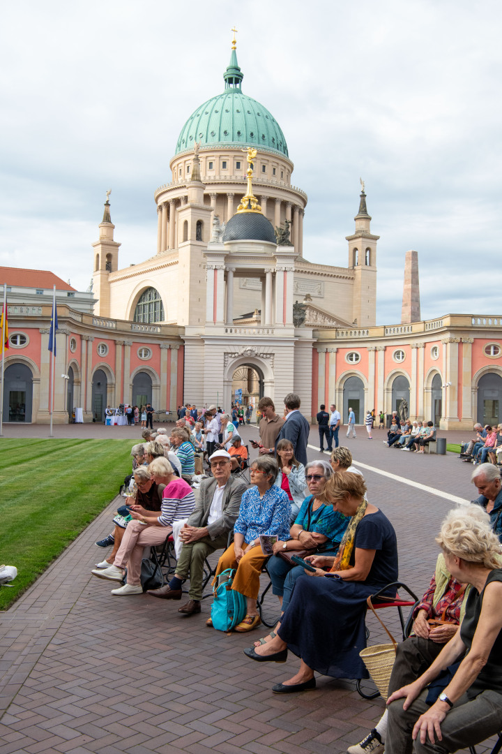 Eintreffen der Gäste zur Auftaktveranstaltung „Kunst zur Zeit 2025“ im Innenhof des Landtages