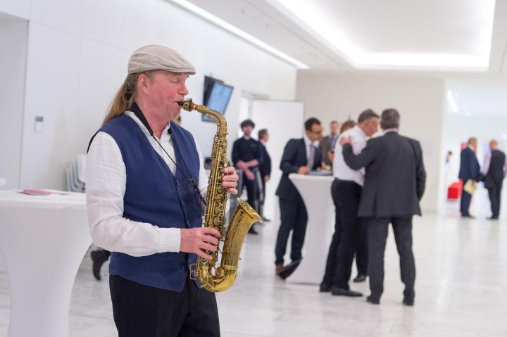 Musikalische Einführung in die Ausstellungseröffnung durch Les Connaisseurs - Saxophon Trio, Rainer Hanke