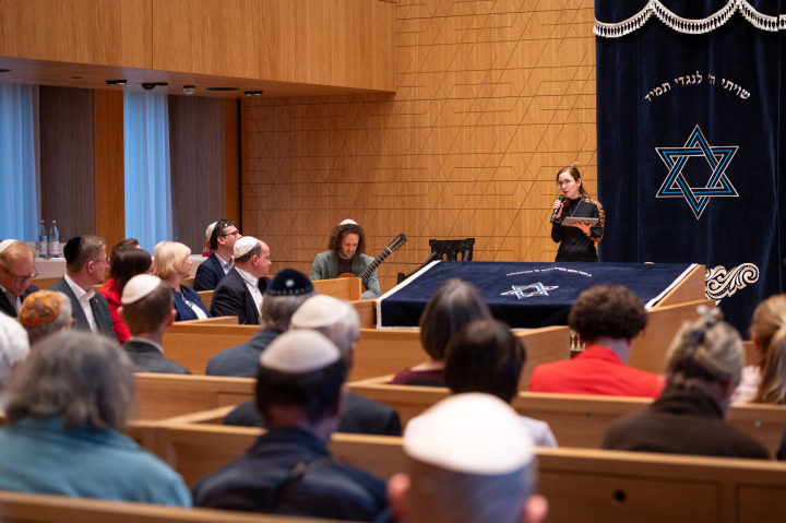 Musikalischer Auftakt der Veranstaltung mit der Kantorin Aviv Weinberg (r.) und Guy Woodcock (l.)
