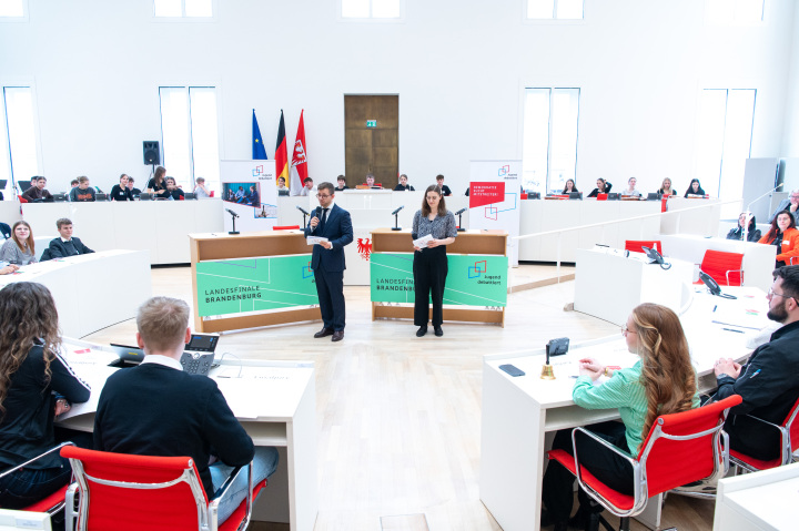 Anmoderation der Finaldebatte zu „Jugend debattiert“ im Plenarsaal des Landtages
