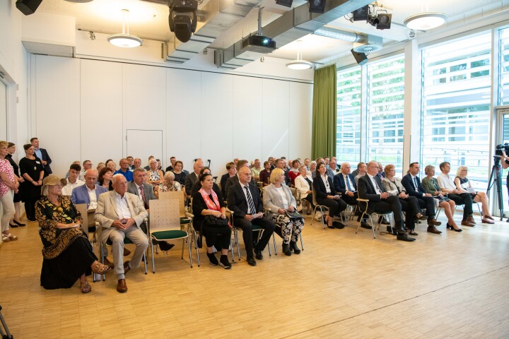 Blick in den Saal während der Gedenkveranstaltung zum Bau der Berliner Mauer vor 62 Jahren 