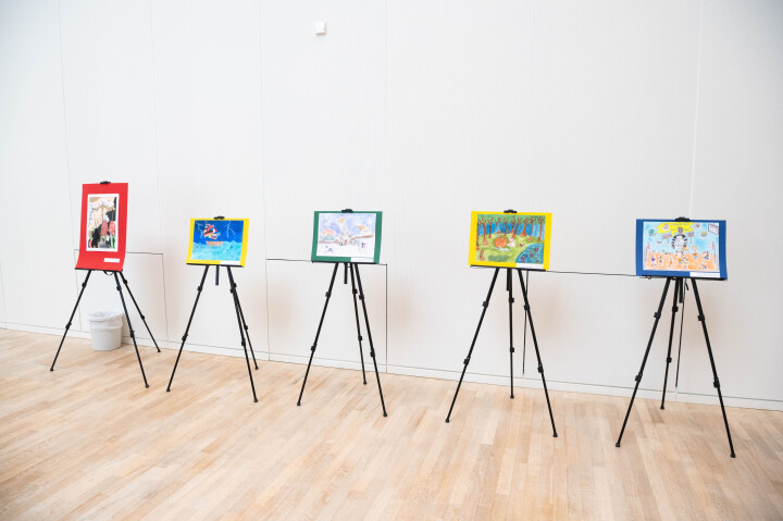 Ausstellung der Kunstbeiträge zum 73. Europäischen Wettbewerb im Plenarsaal.