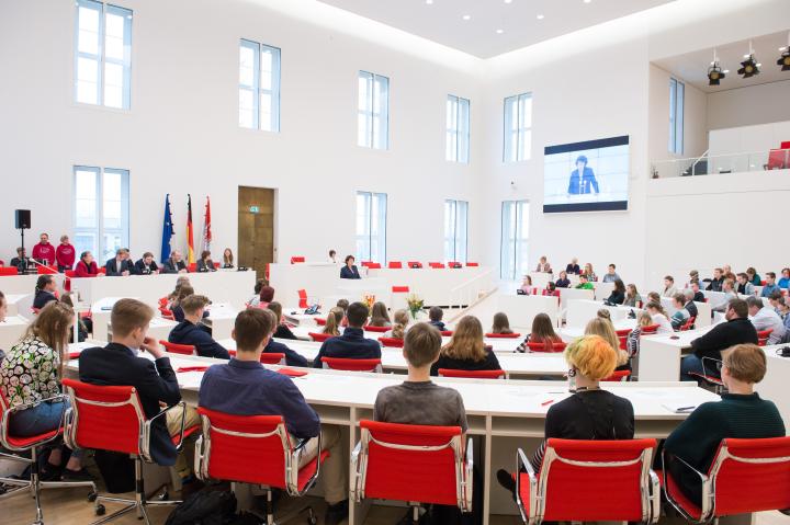 Blick in den Plenarsaal während der Eröffnung der Preisverleihung zum Schülerzeitungswettbewerb 2017/2018.