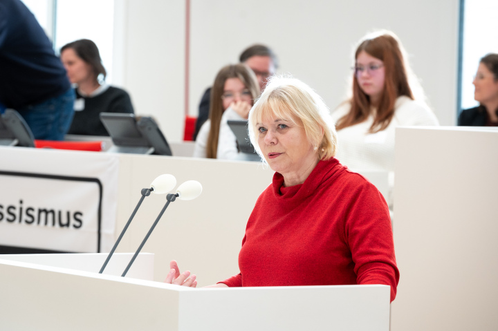 Landtagspräsidentin Prof. Dr. Ulrike Liedtke begrüßt die Teilnehmerinnen und Teilnehmer des Landestreffens „Schulen ohne Rassismus – Schulen mit Courage“ im Plenarsaal des Landtages.