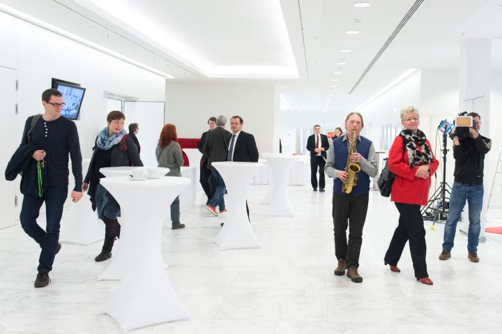 Musikalische Umrahmung der Ausstellungseröffnung durch das Saxophon-Duo Saxesful.