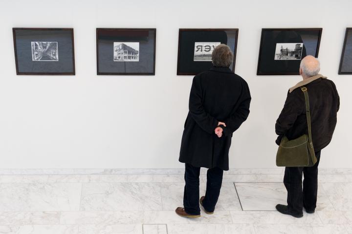 Besucher der Ausstellungseröffnung.