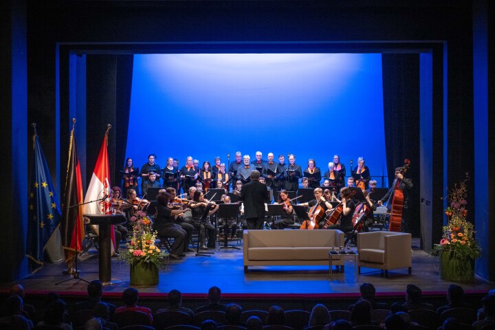 Musikalischer Auftakt zum Einbürgerungsfest mit dem Kammerchor und das Kammerorchester der Kreismusikschule Oberspreewald-Lausitz.