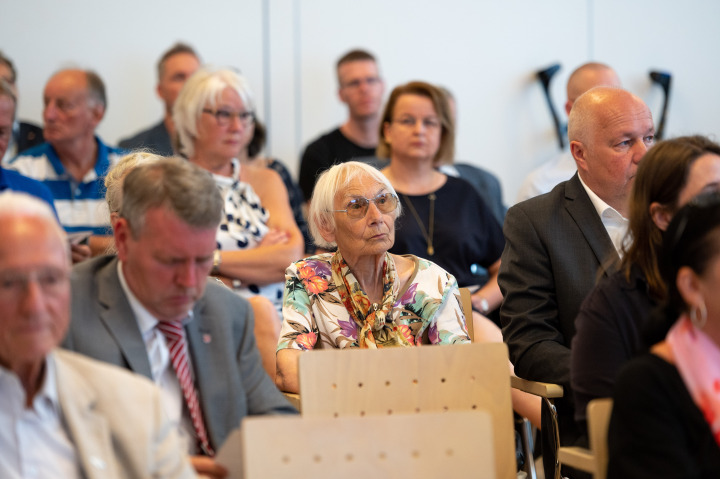 Impression der Gedenkveranstaltung zum Bau der Berliner Mauer vor 62 Jahren 