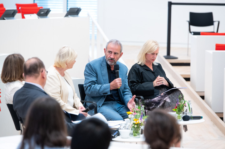 Der geschäftsführende Präsident von Europa Nostra Prof. Dr. Hermann Parzinger während der Podiumsdiskussion zum Thema: Demokratie und Kulturerbe in Zeiten des Klimawandels.