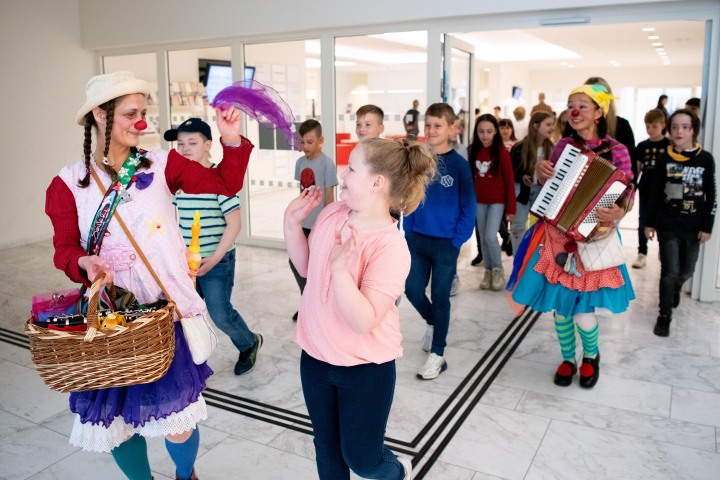 Die Clowns bringen die Kinder in den Plenarsaal des Landtages.
