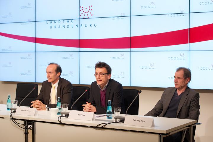 Zeitzeugengespräch. V. l. n. r.: Turnweltmeister Eberhardt Gienger (MdB), Moderator Robert Ide (Der Tagesspiegel) und ehem. Turner beim ASK Vorwärts Potsdam, Wolfgang Thüne.