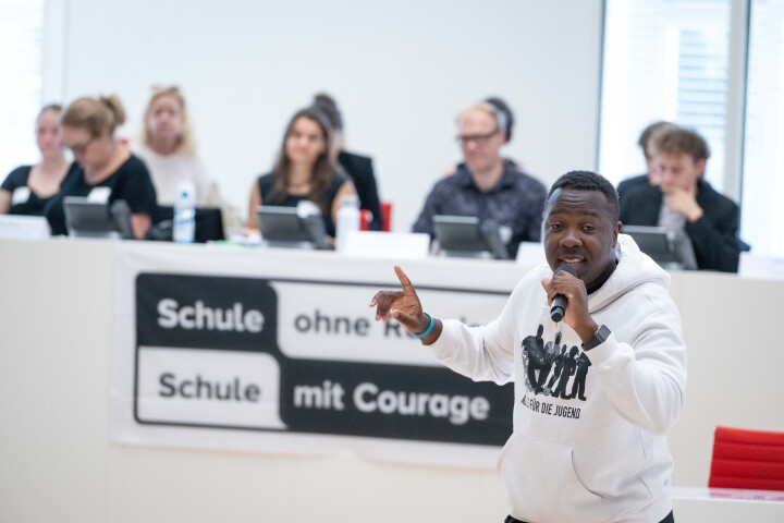 Musikalischer Auftakt der Veranstaltung mit dem Musiker und Rapper Matondo