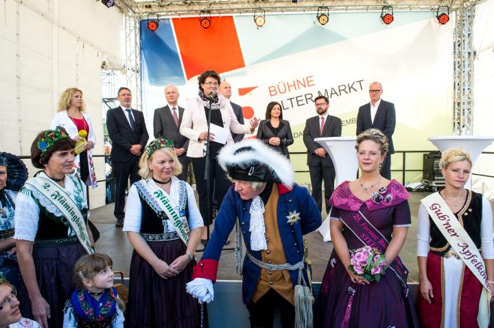 Landtagspräsidentin Britta Stark begrüßt die Gäste zum Bürgerfest.