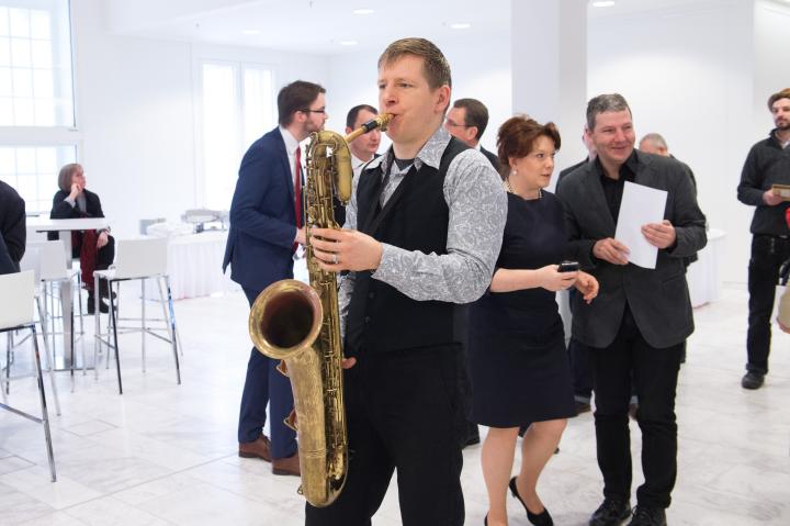 Musikalische Umrahmung der Ausstellungseröffnung durch das Saxophon-Duo Saxesful.
