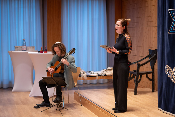 Musikalischer Auftakt der Veranstaltung mit der Kantorin Aviv Weinberg (r.) und Guy Woodcock (l.)