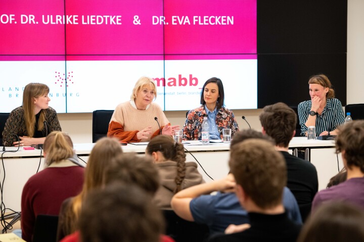 Landtagspräsidentin Prof. Dr. Ulrike Liedtke (2. v. l.) begrüßt alle Anwesenden zur simulierten Pressekonferenz.