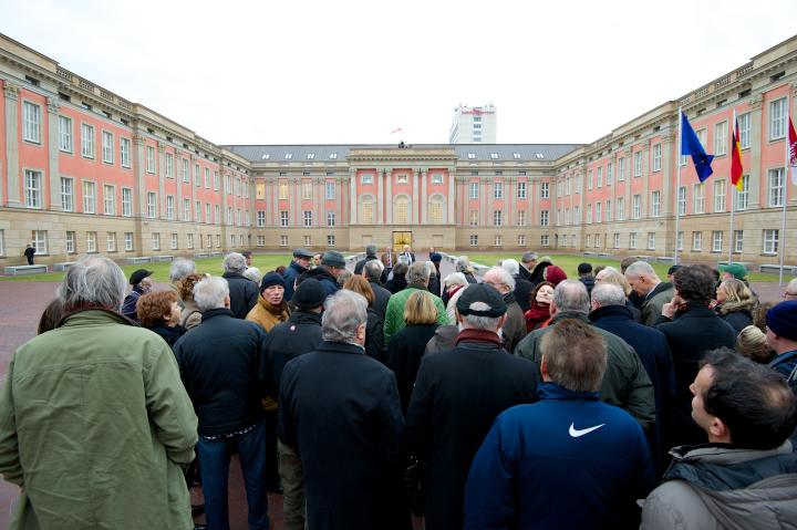 Treffpunkt im Innenhof vor dem Fortunaportal