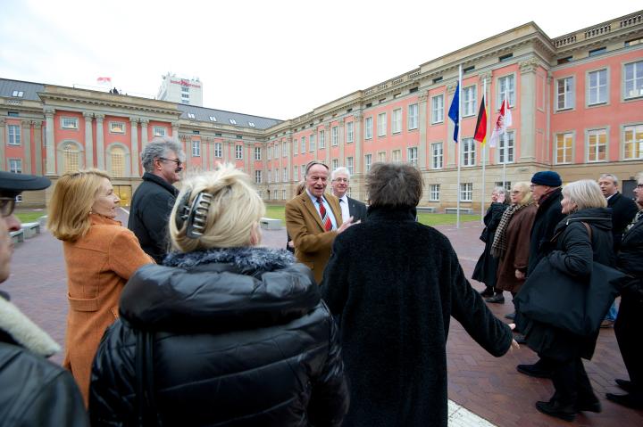 Landtagspräsident Gunter Fritsch (m.) begrüßt die Vertreter der Schlossvereine auf dem neuen Landtagsgelände.