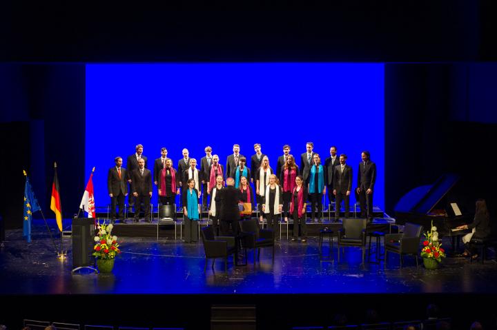 Musikalische Umrahmung durch den Landejugendchor Brandenburg unter Leitung von Hans-Peter Schurz und am Klavier Claudia Jennings.