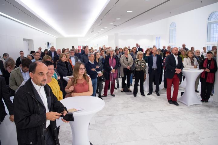 Blick in die Lobby während der Ausstellungseröffnung