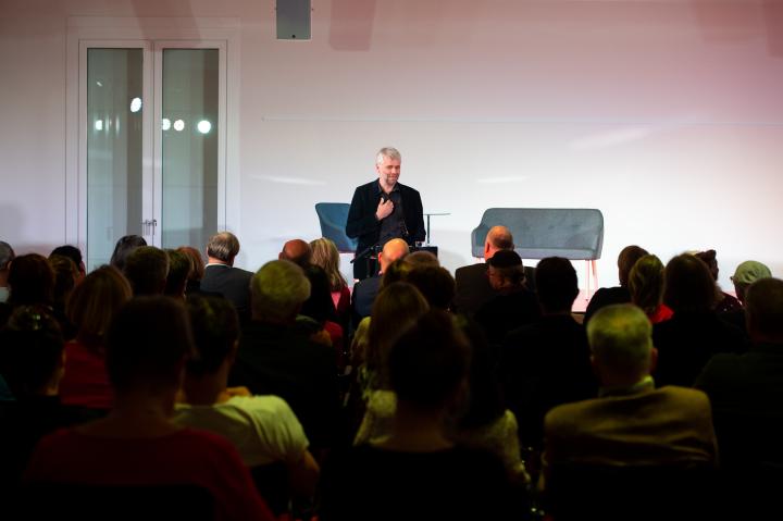 Grußwort des künstlerischen Leiters Andreas Hueck vor Beginn des Theaterstücks