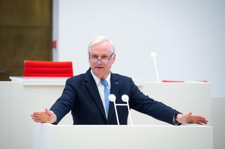 Landtagsvizepräsident Dieter Dombrowski begrüßt zum 12. Jugendgeschichtstag im Landtag.