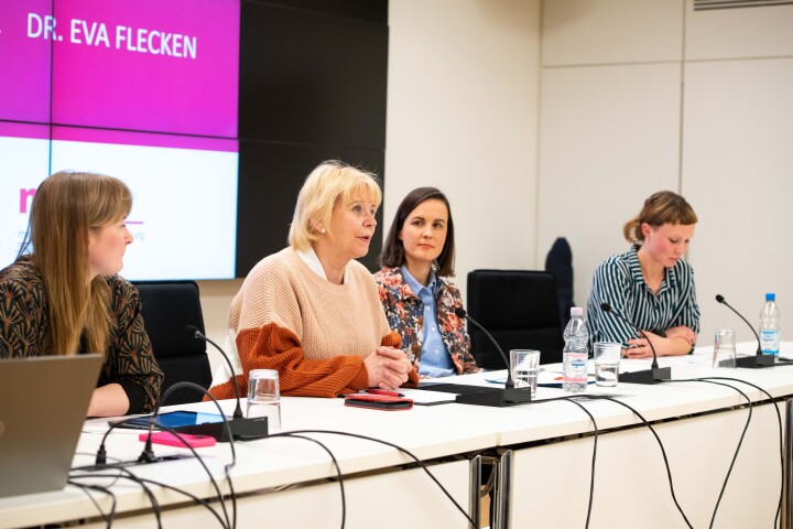 Landtagspräsidentin Prof. Dr. Ulrike Liedtke (2. v. l.) beantwortet die gestellten Fragen.