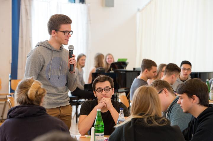 Schüler stellt die politische Sachfrage an seinem Thementisch vor.